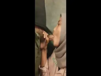 Bokep Indo Hijab Diminta Puasin Pasangan Nyepong Kasur