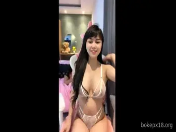 Cewek toket gede nakal live show panas