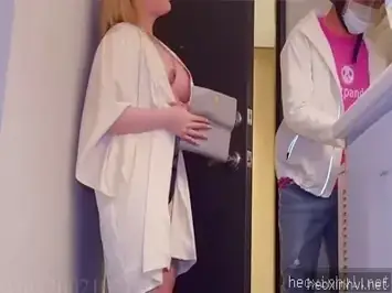 Kamu, pengirim yang beruntung, telah digoda oleh pemilik rumah yang cantik.