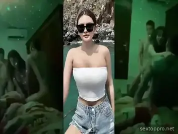 Melepaskan pakaian kolektif dengan gadis seksi Nhu Quynh itu enak