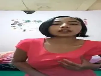 Siaran Privat Gadis Berbaju Pink Di Kamar
