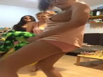 Siaran Privat Tiga Wanita Seksi Di Kamar