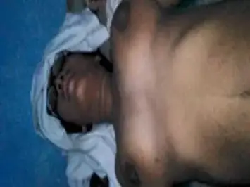 Tante Kacamata Cantik Pasrah Digenjot Di Kasur