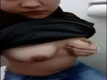 Video ABG Jilbab Hitam Masturbasi Di Toilet